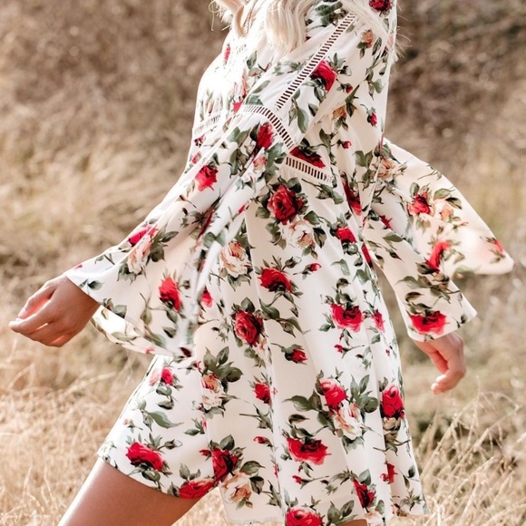 Vici Dresses & Skirts - VICI | Final Rose White Floral Bell Sleeve Dress M